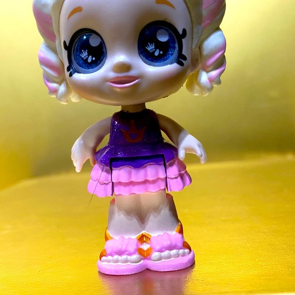 KINDI KIDS BOBBLE DOLL SERIES 2 POSEABLE DOLL BIG BLUE GLITTERY EYES, GOLD TIARA - Picture 9 of 9